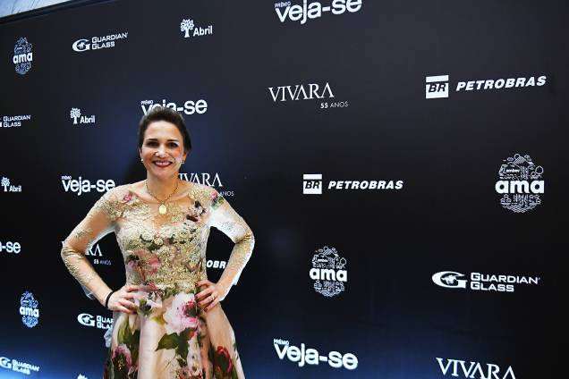 A oncologista Priscila Miranda, vencedora do Prêmio Veja-se na categoria 'Saúde', chega à premiação, no Teatro Santander, em São Paulo