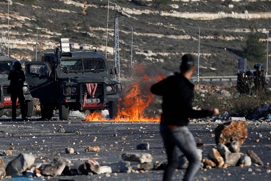 Militante palestino durante o confronto com tropas israelenses em Ramallah, que deixou dezenas de feridos  - 08/12/2017