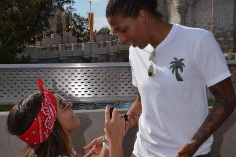 Judoca Rafaela Silva recebe aliança da noiva Thamara, na Disney