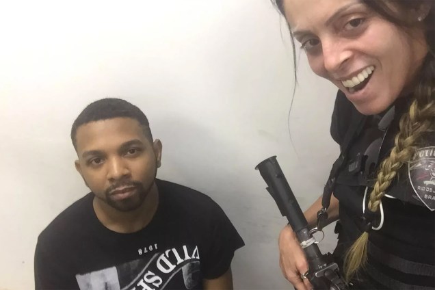 O traficante que atuava na Favela da Rocinha aparece em selfie com policial