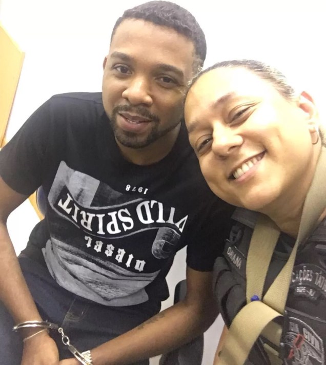 Algemado, Rogério 157 sorri para selfie com policial