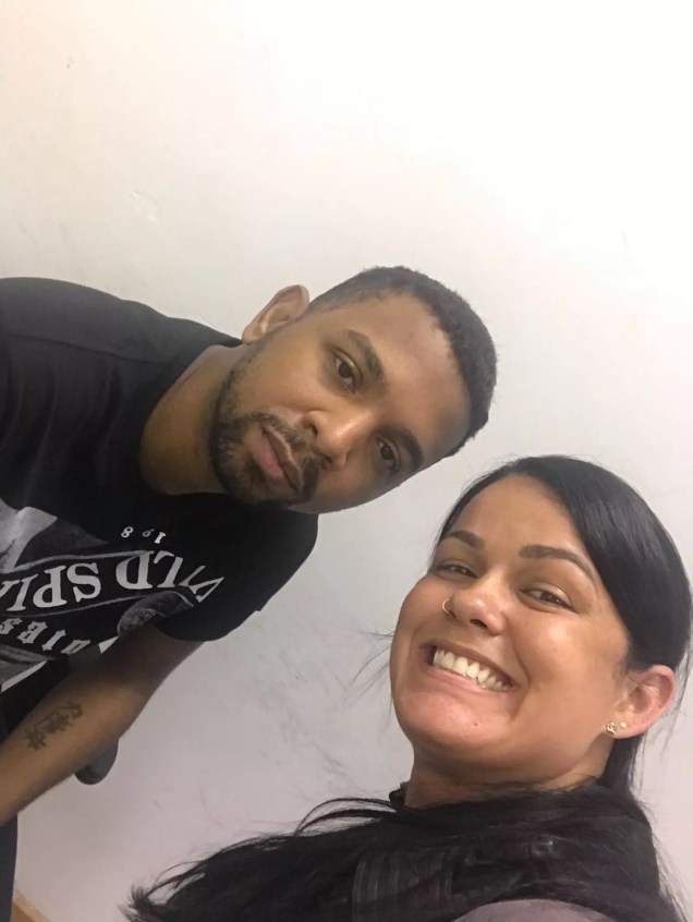Rogerio 157, traficante preso que atuava na Favela da Rocinha, aparece em selfie com policial