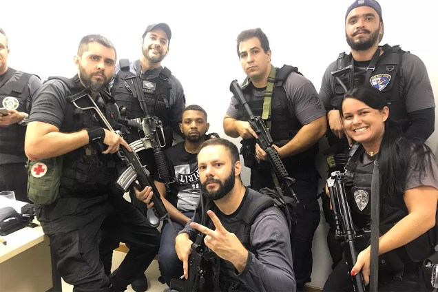 Policiais posam armados para foto com o traficante Rogério 157 após sua prisão - 06/12/2017