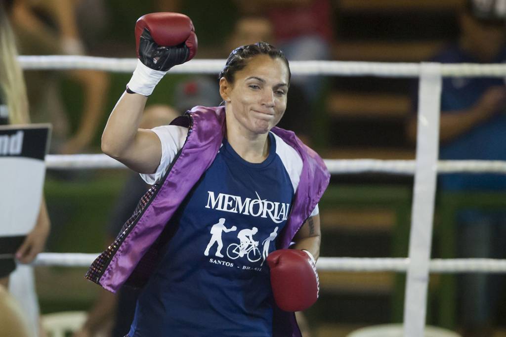Rose Volante se torna primeira brasileira campeã mundial de boxe