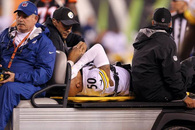 Ryan Shazier, do Pittsburgh Steelers, é retirado do campo após contusão, em partida da NFL contra o Cincinnati Bengals