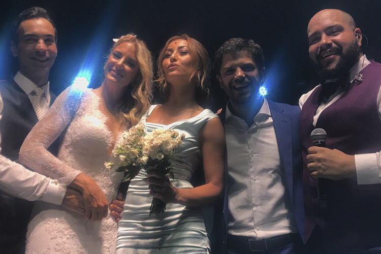Sabrina Sato pega buquê no casamento de Ticiane Pinheiro e César Tralli