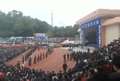 Chineses são condenados à morte em estádio lotado