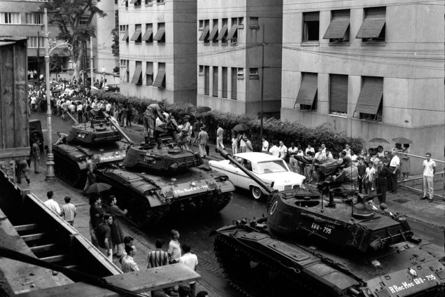 Tanques circulando nas ruas do Rio de Janeiro, concretizando a tomada do Governo pelos militares.