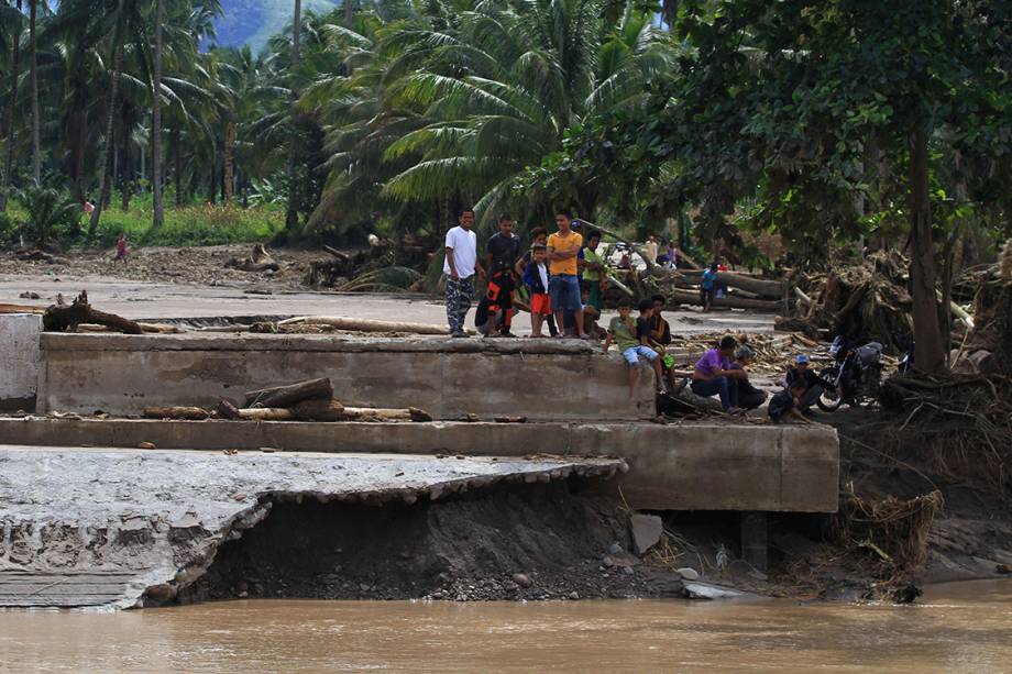 Pessoas ajudam no resgate de vítimas de tempestade que atingiu a região de Lanao del Norte, nas Filipinas - 23/12/2017