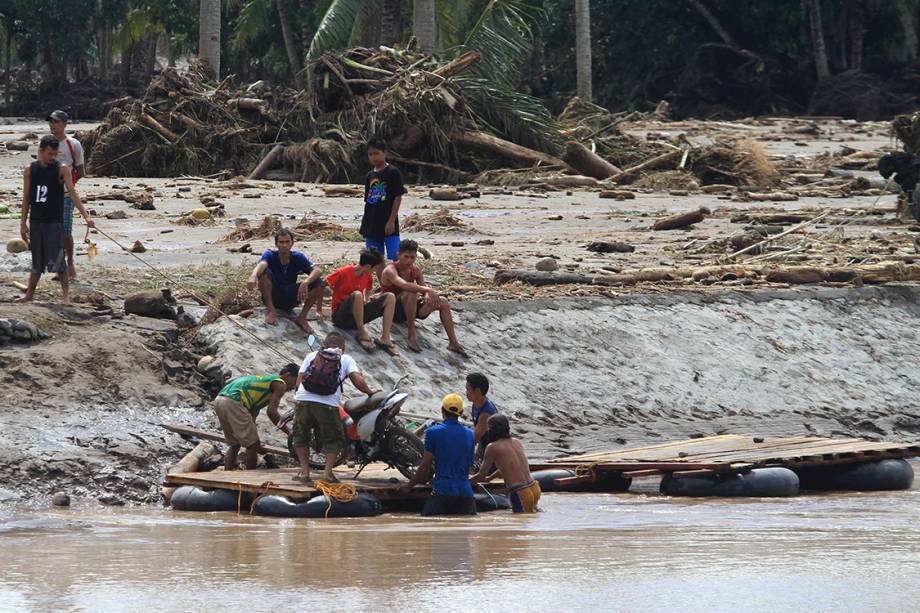 Pessoas ajudam no resgate de vítimas de tempestade que atingiu a região de Lanao del Norte, nas Filipinas - 23/12/2017