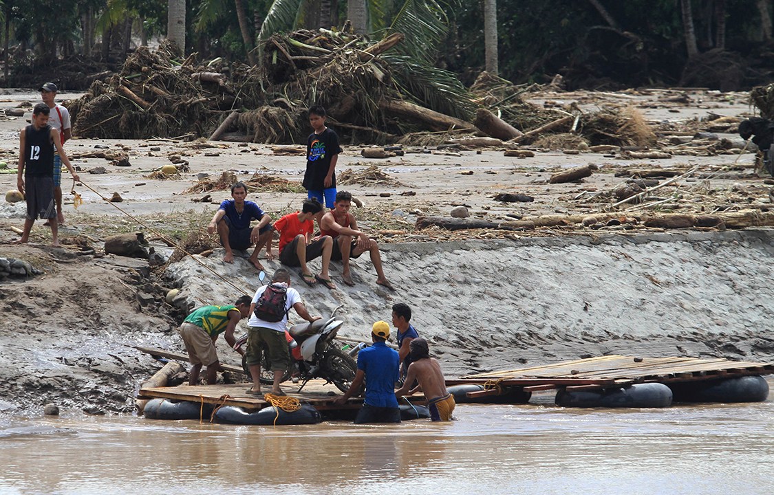 Pessoas ajudam no resgate de vítimas de tempestade que atingiu a região de Lanao del Norte, nas Filipinas