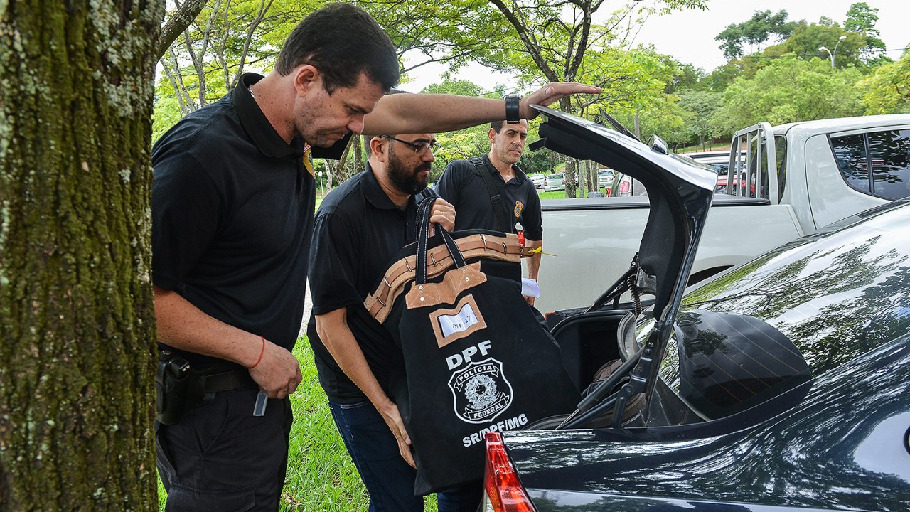 Policiais recolhem materiais no prédio da FUNDEP na UFMG