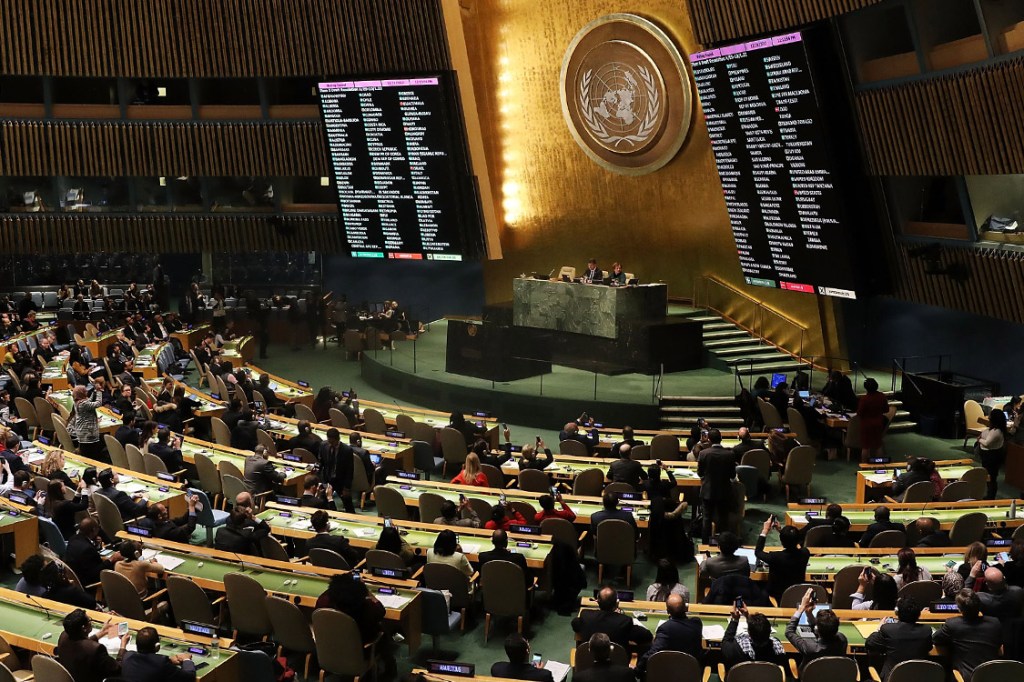 Resultado da votação é exibido no telão durante Assembleia Geral da ONU, em Nova York