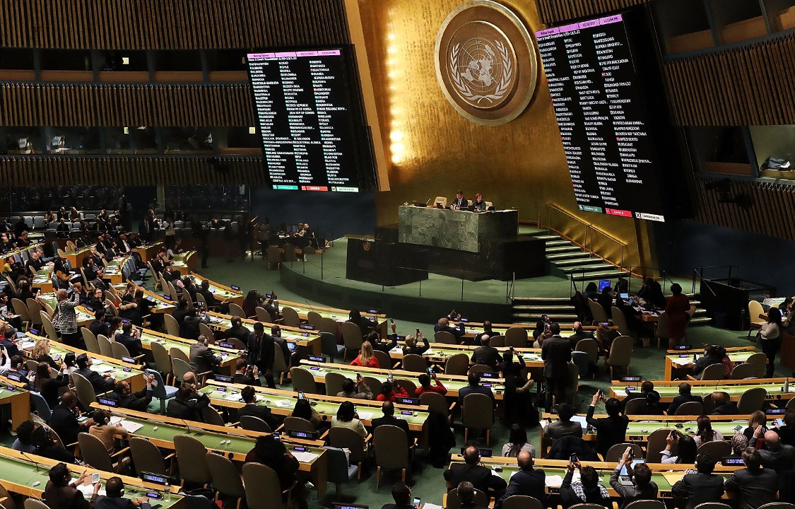 Resultado da votação é exibido no telão durante Assembleia Geral da ONU, em Nova York