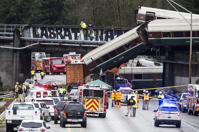 Trem descarrila e cai sobre uma estrada no estado de Washington, nos Estados Unidos, matando ao menos 3 pessoas - 18/12/2017