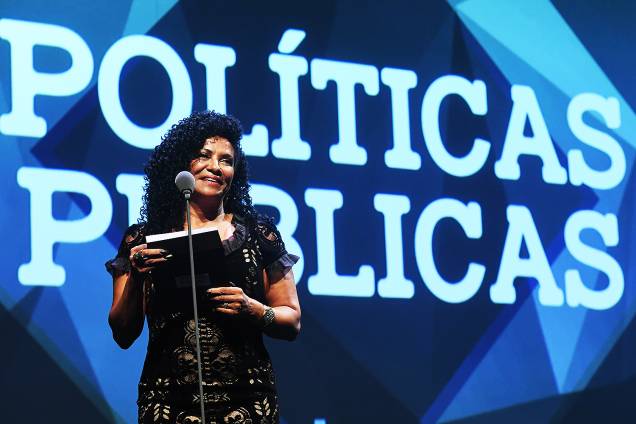 Zica de Assis esteve no Prêmio Veja-se para entregar o troféu na categoria 'Políticas Públicas'