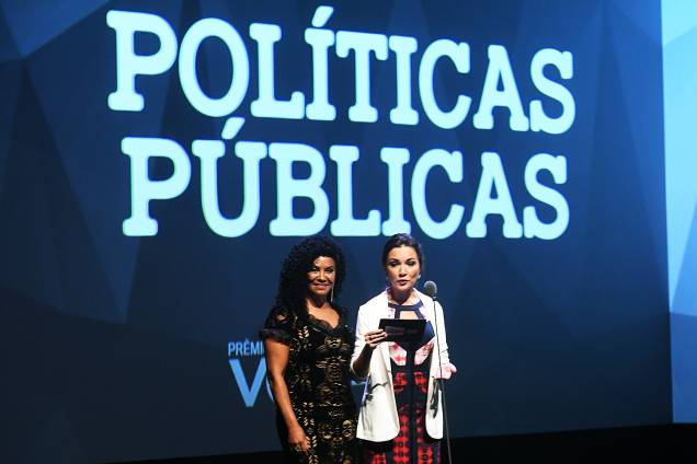 Zica de Assis e a cientista política Ilona Szabó estiveram no Prêmio Veja-se para entregar o troféu na categoria 'Políticas Públicas'