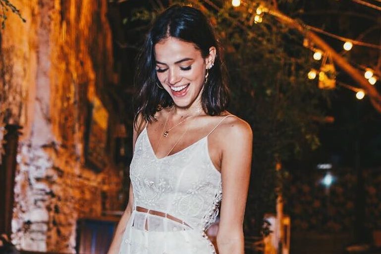 Bruna Marquezine oferece vestido para fã usar em noivado