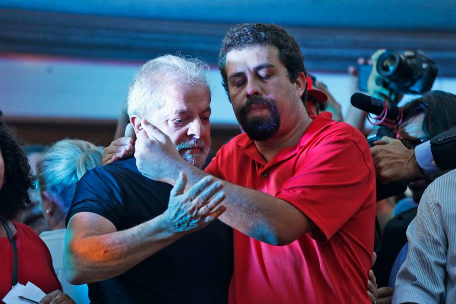 O ex-presidente Lula é cumprimentado por Guilherme Boulos, coordenador nacional do MTST, durante  ato de apoio ao petista no centro de São Paulo