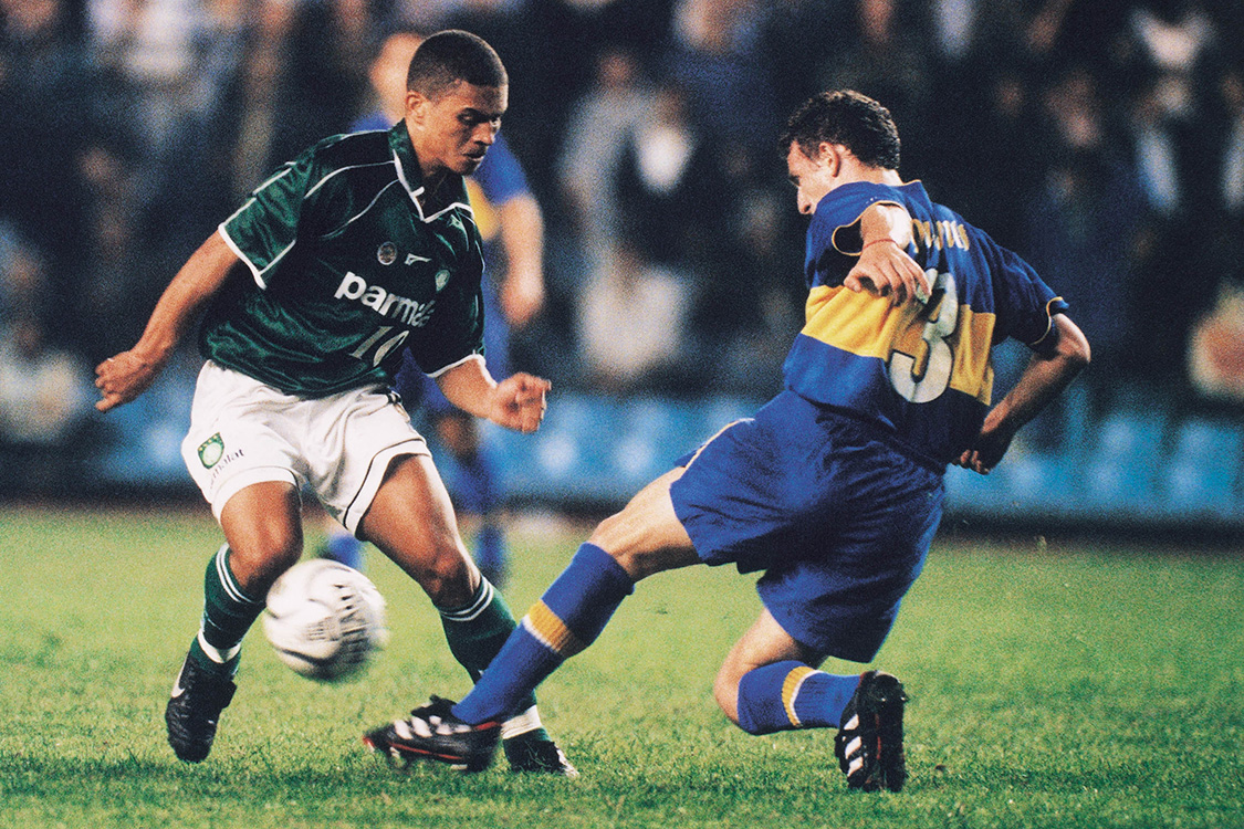 Alex, do Palmeiras, contra o Boca Juniors, no primeiro jogo da final da Taça Libertadores, no Estádio La Bombonera Alex, do Palmeiras, contra o Boca Juniors, no primeiro jogo da final da Taça Libertadores, no Estádio La Bombonera
