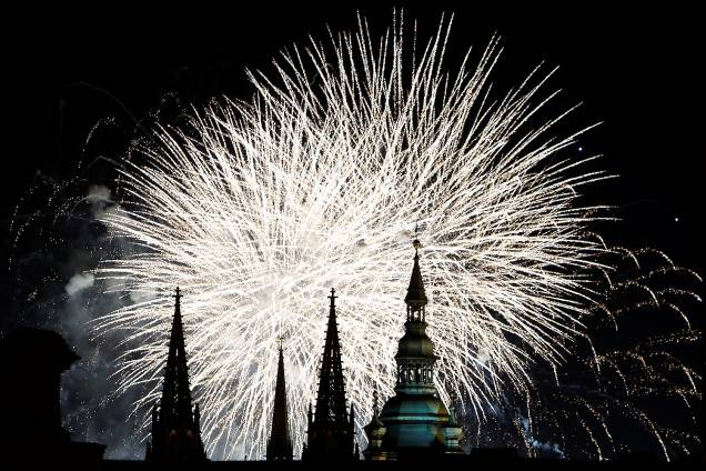 Fogos de artifício explodem sobre a Catedral de São Vito, em Praga, capital da República Checa - 01/01/2018 Fogos de artifício explodem sobre a Catedral de São Vito, em Praga, capital da República Checa - 01/01/2018