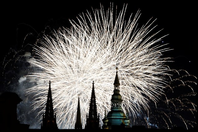 Fogos de artifício explodem sobre a Catedral de São Vito, em Praga, capital da República Checa - 01/01/2018