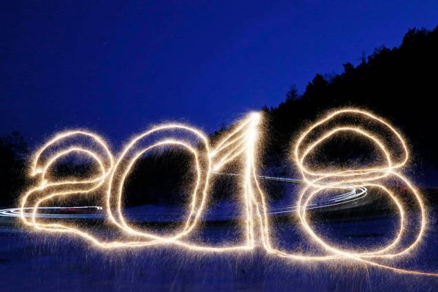 O número 2018 é escrito com faíscas em uma rodovia federal, nas proximidades de Krasnoyarsk, na Rússia - 01/01/2018 O número 2018 é escrito com faíscas em uma rodovia federal, nas proximidades de Krasnoyarsk, na Rússia - 01/01/2018