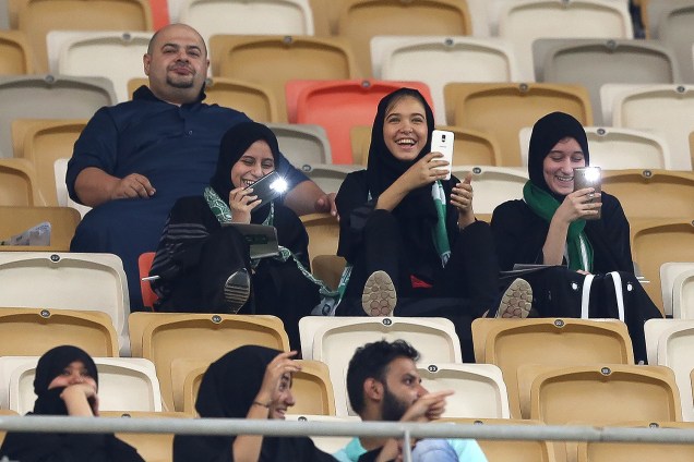 Mulheres assistem a jogo de futebol na Arábia Saudita pela primeira vez, a partida entre Al Ahli e Al Batin, pela 17ª rodada do Campeonato Saudita masculino de futebol - 12/01/2017