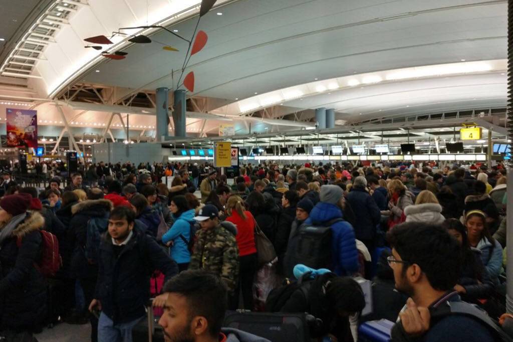 Passageiros sofrem com atraso de voo em Nova York