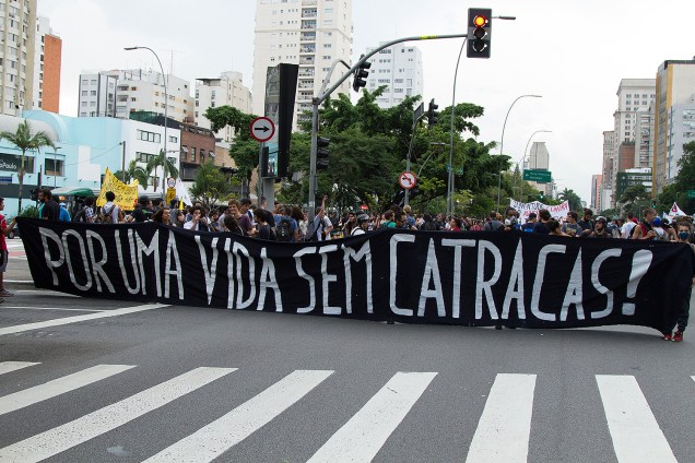 Manifestantes ocupam a avenida Faria Lima para protestar contra o aumento das passagens em SP - 17/01/2018