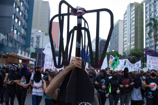 Manifestantes ocupam a avenida Faria Lima para protestar contra o aumento das passagens em SP - 17/01/2018