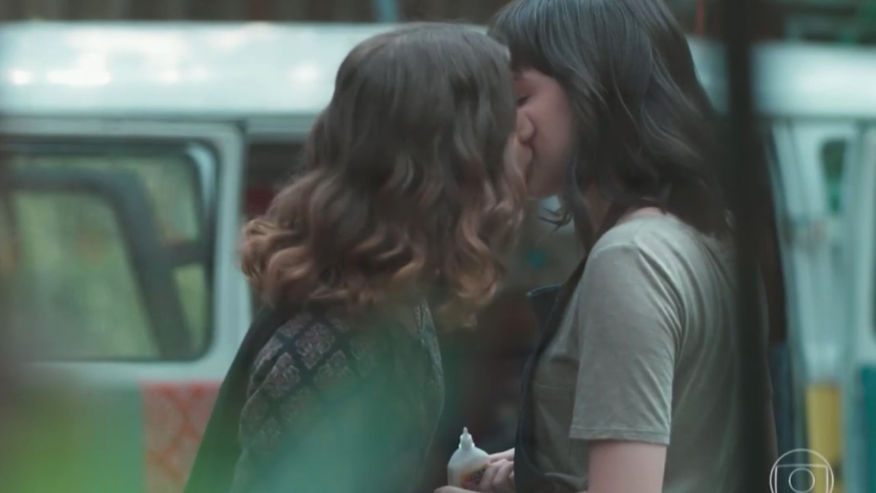 Samantha e Lica se beijam em Malhação