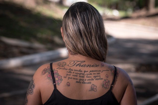Carina Corrêa, mãe de Thanise Corrêa Garcia, 18 anos. Carina tatuou o nome da filha e um trecho da música 'Os Bons Morrem Jovens', do Legião Urbana, nas suas costas