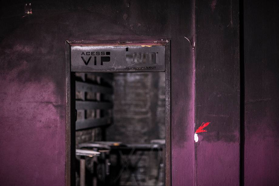 Acesso à área VIP, de frente para o palco onde começou o incêndio