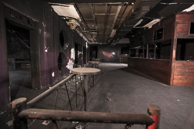 Visão geral do salão principal da Kiss, logo após a entrada. À esquerda, o acesso ao palco, onde o incêndio se iniciou. À direita, um dos bares.