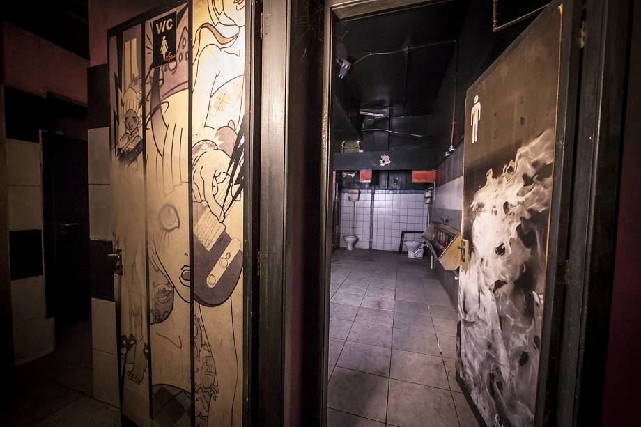 As portas dos banheiros, onde mais de uma centena de jovens morreu — eles correram para ali atraídos pelas luzes de emergência colocadas na direção oposta à da saída. Os banheiros estão intactos, mas há vestígios do terror no piso e nos espelhos, com marcas de mãos e pés em movimento de desespero.