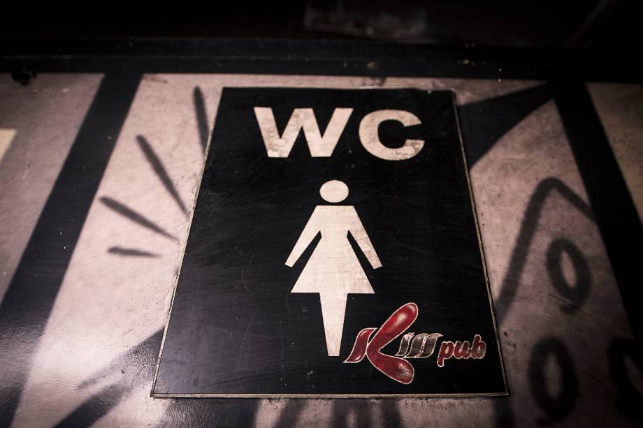 Placa do banheiro feminino próximo à saída, onde mais cem jovens morreram