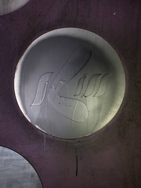 Placa com o logo da Kiss, em seu interior . A tinta prateada escorre pelo nome da boate