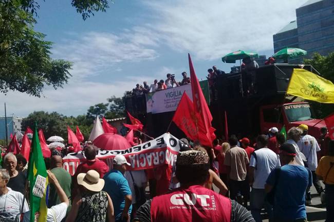 Manifestantes pró-Lula acompanham julgamento em frente ao TRF4, em Porto Alegre (RS) - 24/01/2018