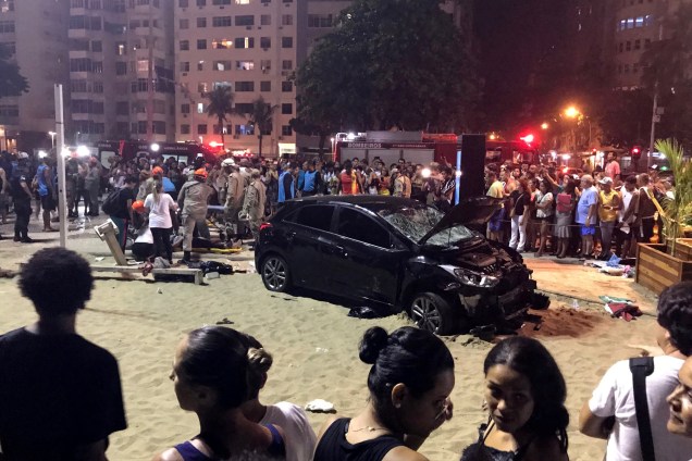 Veículo invade calçadão e avança contra banhistas na praia de Copacabana no Rio de Janeiro. O motorista foi capturado pela polícia após tentativa de fuga  - 18/01/2018