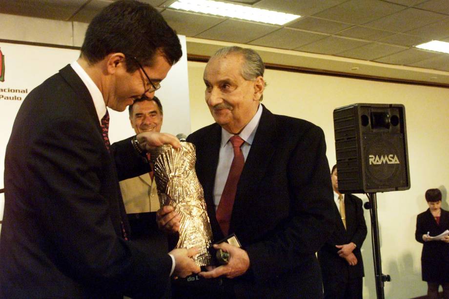 O escritor Carlos Heitor Cony (dir), recebe o prêmio Jabuti na categoria romance - 28/04/2000 O escritor Carlos Heitor Cony (dir), recebe o prêmio Jabuti na categoria romance - 28/04/2000