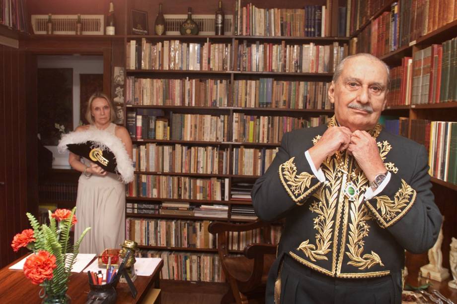 O escritor Carlos Heitor Cony veste o fardão de membro da Academia Brasileira de Letras. Ao fundo, sua mulher Bia segura o chapéu - 30/05/2000 O escritor Carlos Heitor Cony veste o fardão de membro da Academia Brasileira de Letras. Ao fundo, sua mulher Bia segura o chapéu - 30/05/2000