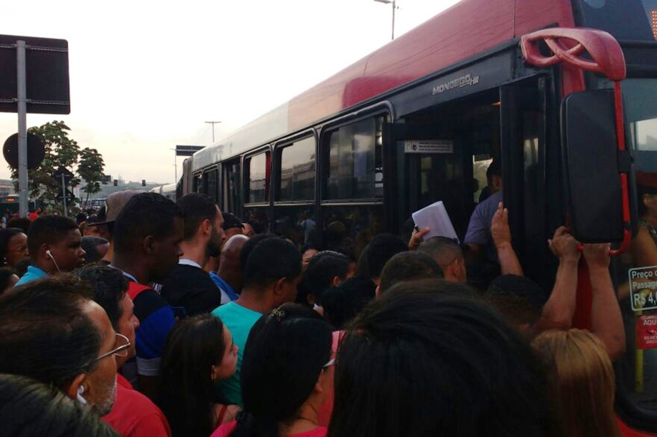 Ponto de ônibus fica lotado durante greve na estação Itaquera, na Zona Leste de São Paulo