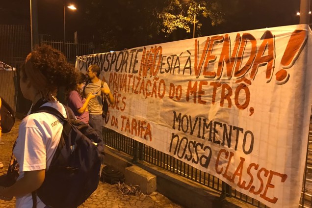 Manifestantes protestam com faixas durante greve de metrô na estação Jabaquara, Zona Sul de São Paulo