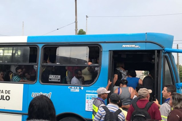 Ponto de ônibus fica lotado durante greve na estação Jabaquara, na Zona Sul de São Paulo