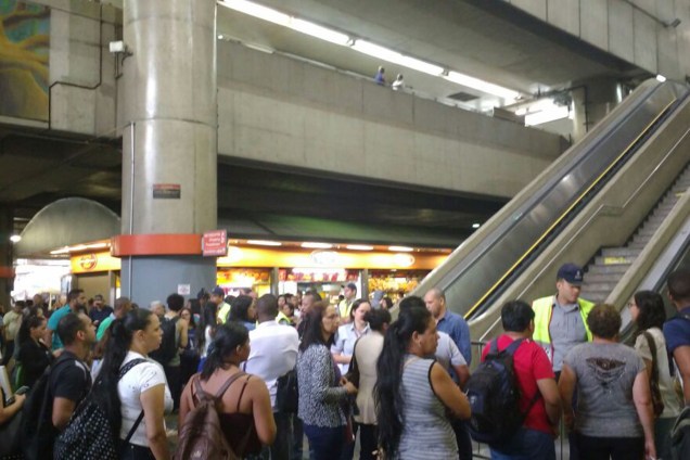 Ponto de ônibus fica lotado durante greve na estação Itaquera, na Zona Leste de São Paulo
