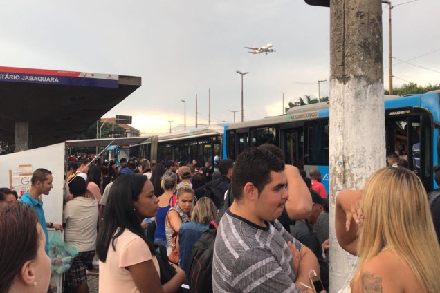 Ponto de ônibus fica lotado durante greve na estação Jabaquara, na Zona Sul de São Paulo