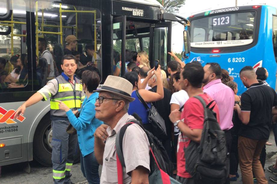 Ponto de ônibus fica lotado durante greve na estação Jabaquara, na Zona Sul de São Paulo