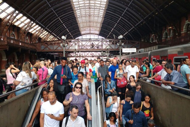 Movimentação de passageiros na estação da Luz, da CPTM na região Central de São Paulo durante dia de paralisação de metroviários