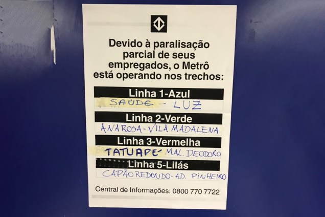 Aviso alerta para o funcionamento parcial do metrô na estação Paraíso, região Central de São Paulo durante paralisação dos metroviários